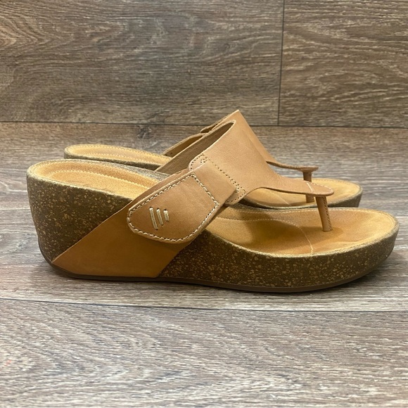 CLARKS ARTISIAN LADIES TERMIRA WEST LEATHER CAMEL THONG WEDGE SANDALS SIZE 10 - Picture 2 of 11